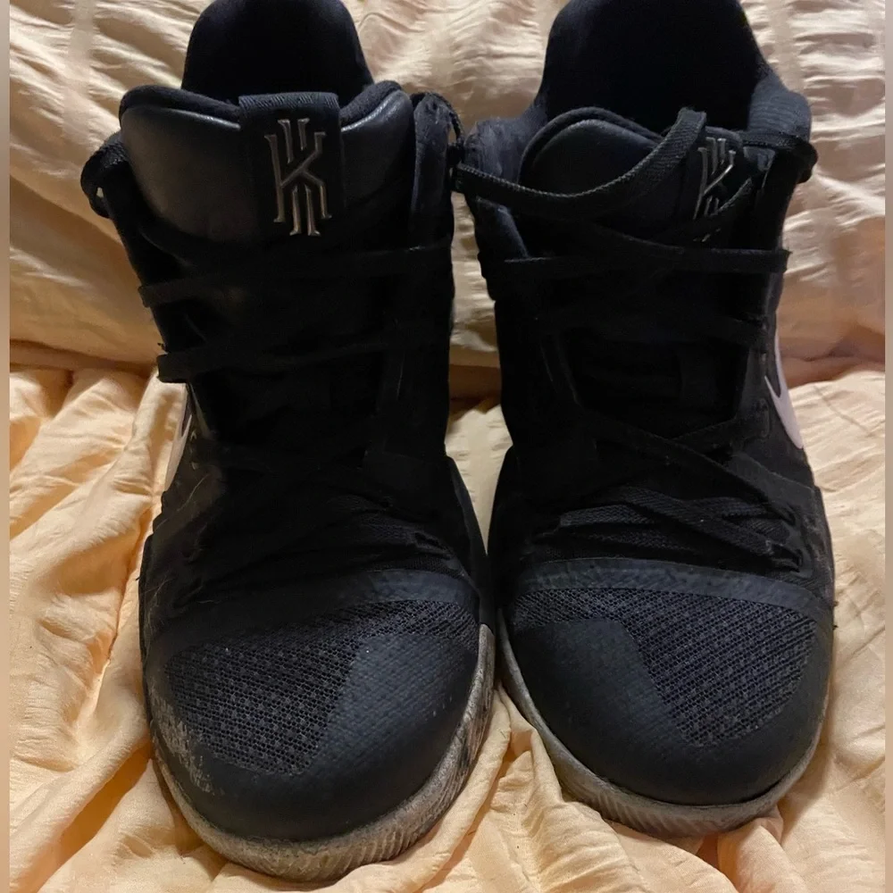 Kyrie‎ Irving Nike Shoes GUC size 4.5 Y